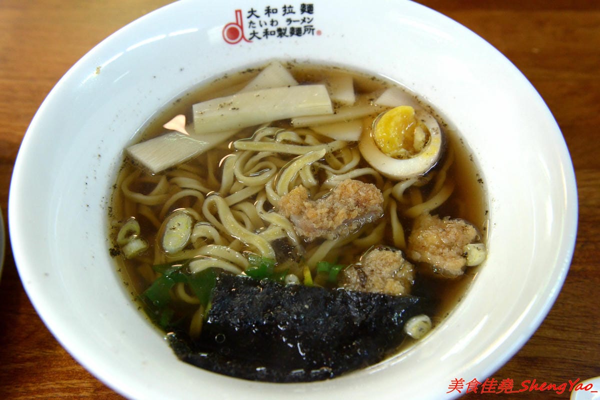 [台中龍井]大和拉麵 – 東海新開的拉麵店,和式紅磚洋樓外觀相當顯眼,店家是拉麵店也是製麵所,麵條自家手工製作,麵皮製成專利申請,餐點採主菜配拉麵,主菜還不錯,價位在百元左右,目前開幕期