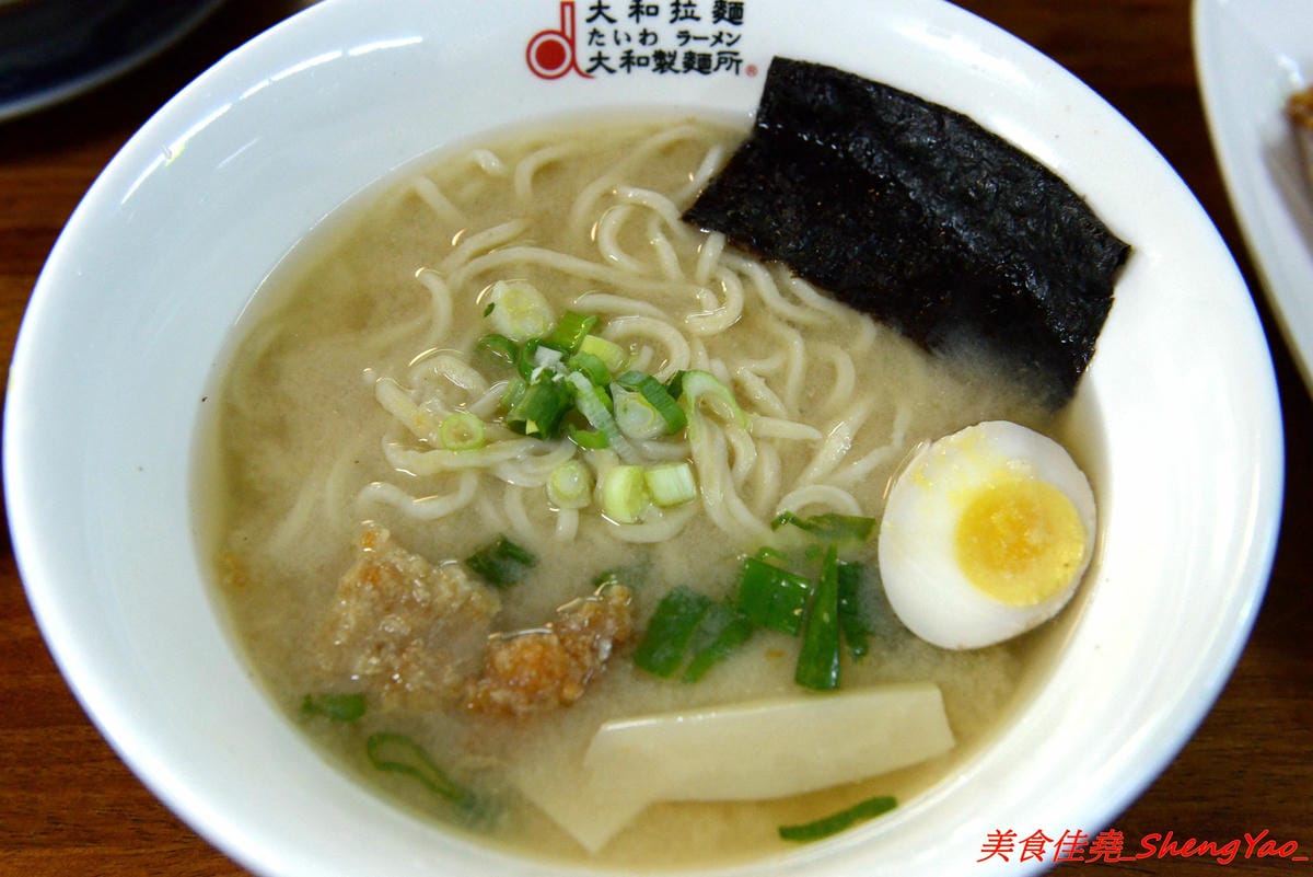 [台中龍井]大和拉麵 – 東海新開的拉麵店,和式紅磚洋樓外觀相當顯眼,店家是拉麵店也是製麵所,麵條自家手工製作,麵皮製成專利申請,餐點採主菜配拉麵,主菜還不錯,價位在百元左右,目前開幕期