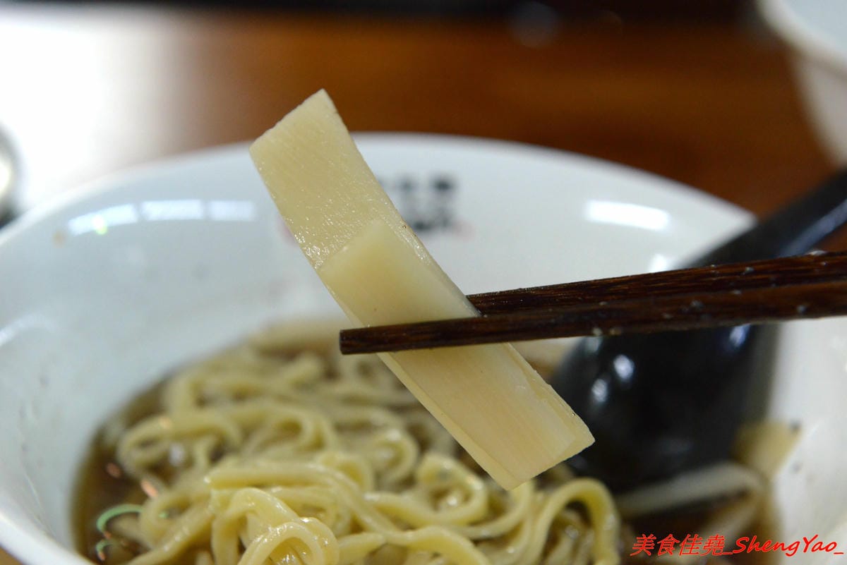 [台中龍井]大和拉麵 – 東海新開的拉麵店,和式紅磚洋樓外觀相當顯眼,店家是拉麵店也是製麵所,麵條自家手工製作,麵皮製成專利申請,餐點採主菜配拉麵,主菜還不錯,價位在百元左右,目前開幕期