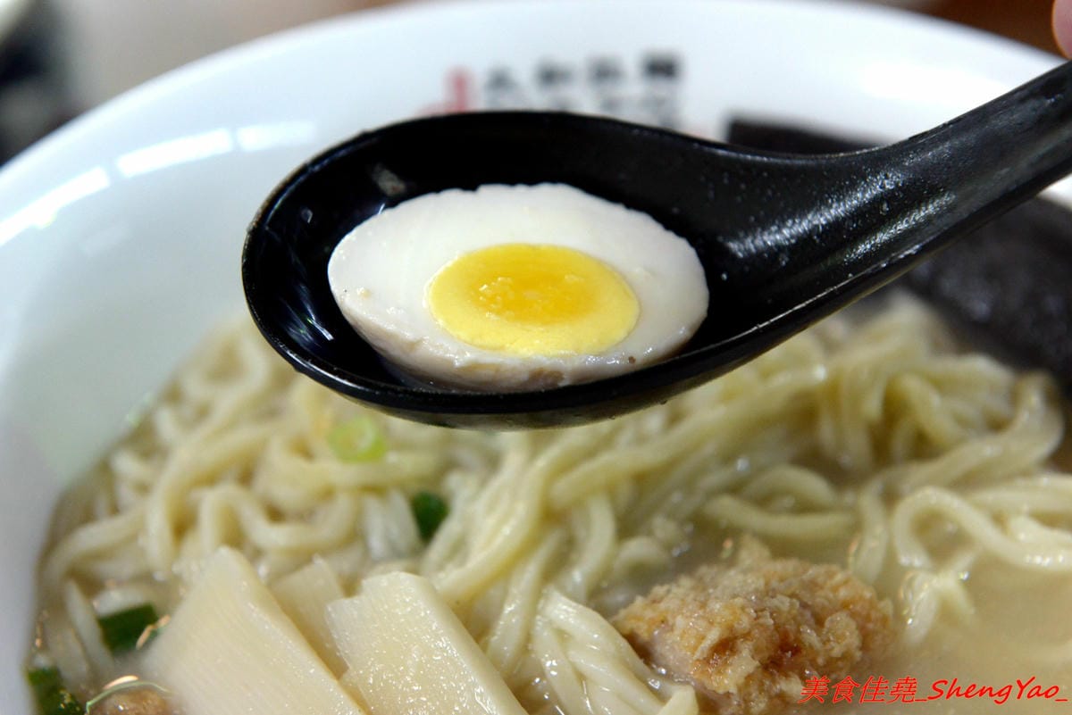 [台中龍井]大和拉麵 – 東海新開的拉麵店,和式紅磚洋樓外觀相當顯眼,店家是拉麵店也是製麵所,麵條自家手工製作,麵皮製成專利申請,餐點採主菜配拉麵,主菜還不錯,價位在百元左右,目前開幕期