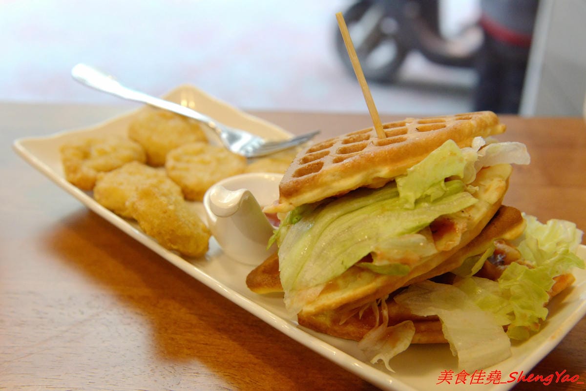 [台中龍井]小木屋鬆餅 – 東海也有小木屋鬆餅了,鬆餅口味多達40種以上,選擇多樣化,還能搭配炸物升級套餐,銅板價位好吃不貴。