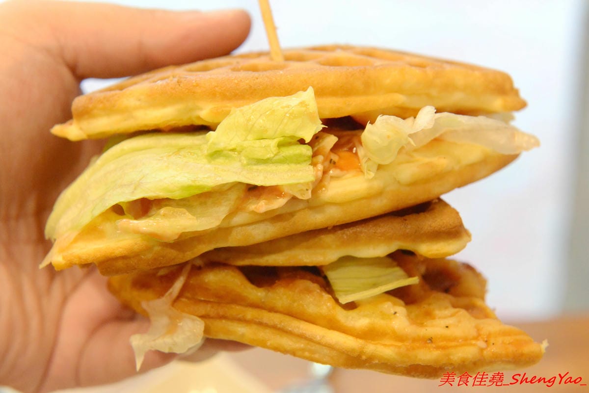 [台中龍井]小木屋鬆餅 – 東海也有小木屋鬆餅了,鬆餅口味多達40種以上,選擇多樣化,還能搭配炸物升級套餐,銅板價位好吃不貴。