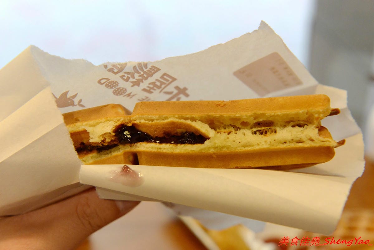 [台中龍井]小木屋鬆餅 – 東海也有小木屋鬆餅了,鬆餅口味多達40種以上,選擇多樣化,還能搭配炸物升級套餐,銅板價位好吃不貴。