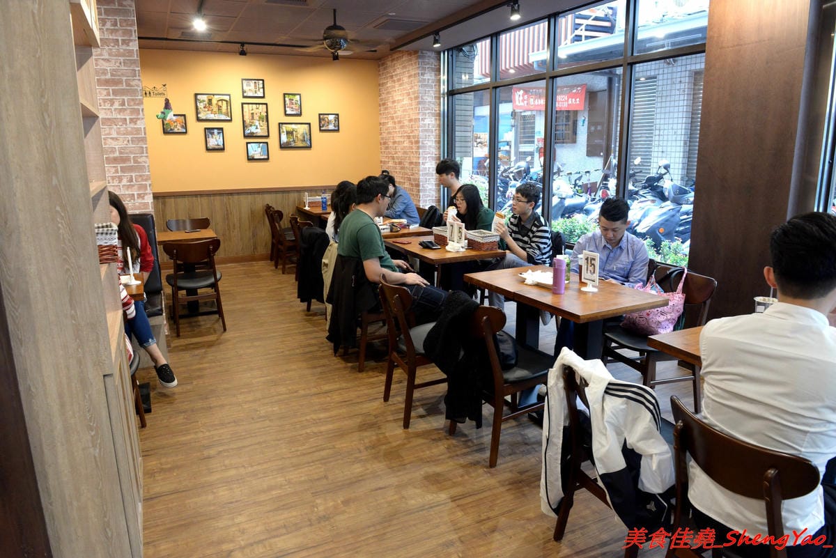 [台中龍井]小木屋鬆餅 – 東海也有小木屋鬆餅了,鬆餅口味多達40種以上,選擇多樣化,還能搭配炸物升級套餐,銅板價位好吃不貴。