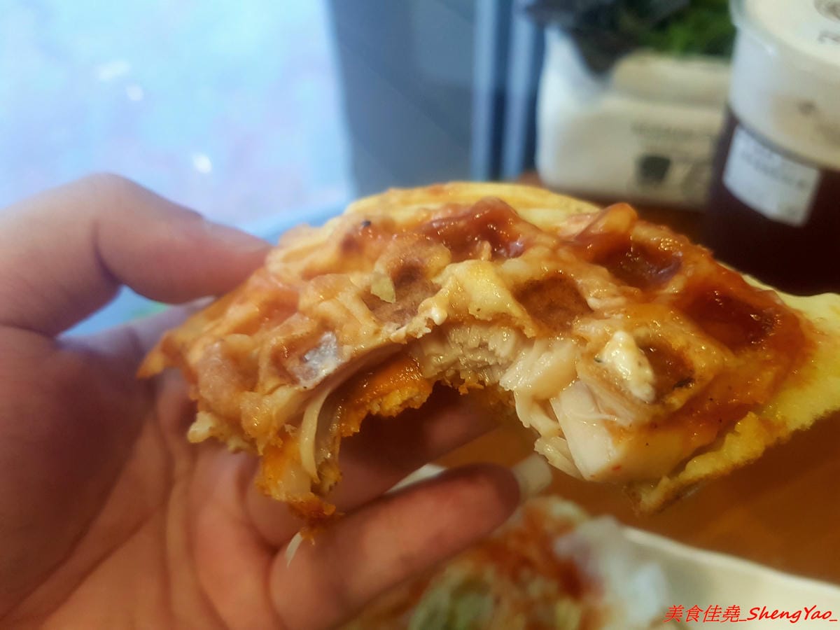 [台中龍井]小木屋鬆餅 – 東海也有小木屋鬆餅了,鬆餅口味多達40種以上,選擇多樣化,還能搭配炸物升級套餐,銅板價位好吃不貴。