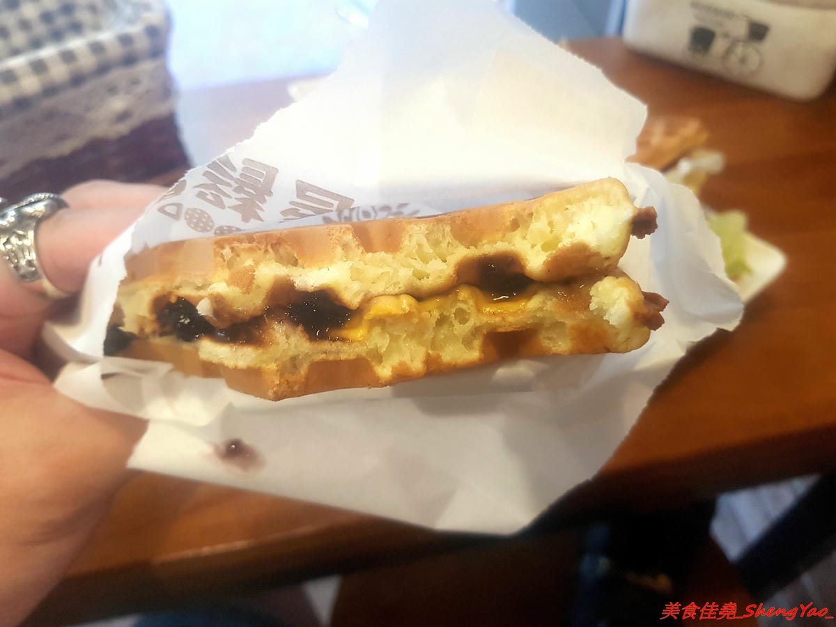 [台中龍井]小木屋鬆餅 – 東海也有小木屋鬆餅了,鬆餅口味多達40種以上,選擇多樣化,還能搭配炸物升級套餐,銅板價位好吃不貴。