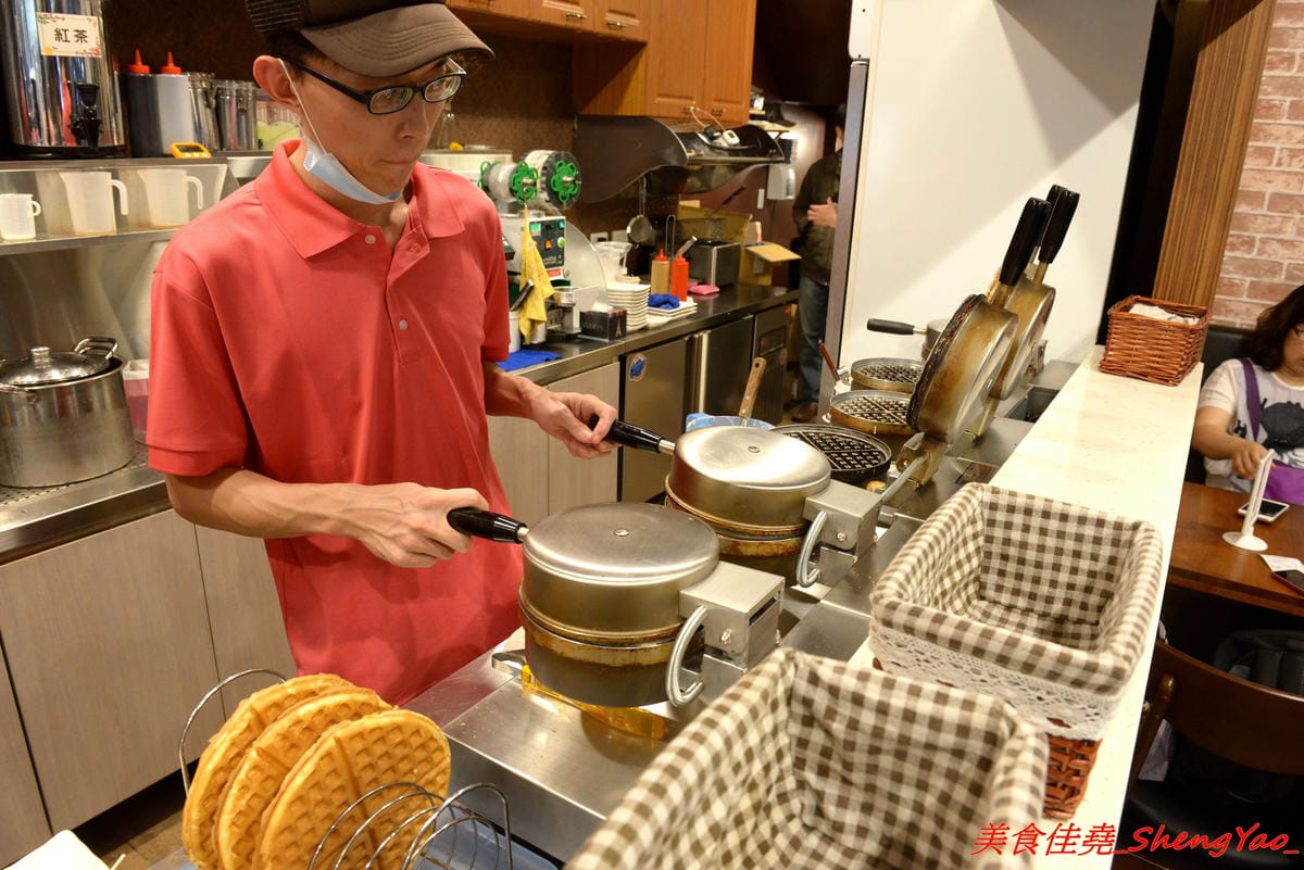 [台中龍井]小木屋鬆餅 – 東海也有小木屋鬆餅了,鬆餅口味多達40種以上,選擇多樣化,還能搭配炸物升級套餐,銅板價位好吃不貴。