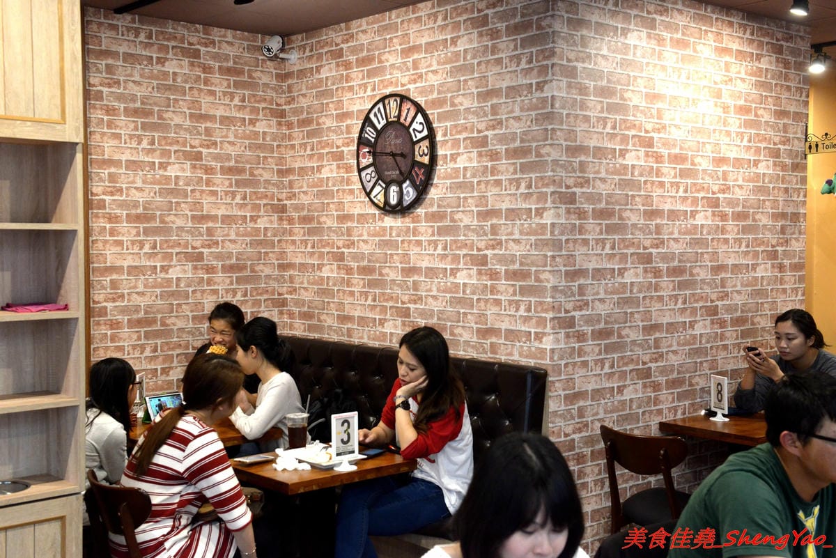 [台中龍井]小木屋鬆餅 – 東海也有小木屋鬆餅了,鬆餅口味多達40種以上,選擇多樣化,還能搭配炸物升級套餐,銅板價位好吃不貴。