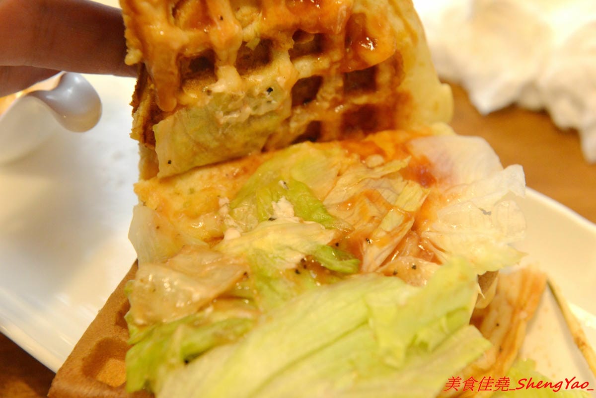 [台中龍井]小木屋鬆餅 – 東海也有小木屋鬆餅了,鬆餅口味多達40種以上,選擇多樣化,還能搭配炸物升級套餐,銅板價位好吃不貴。