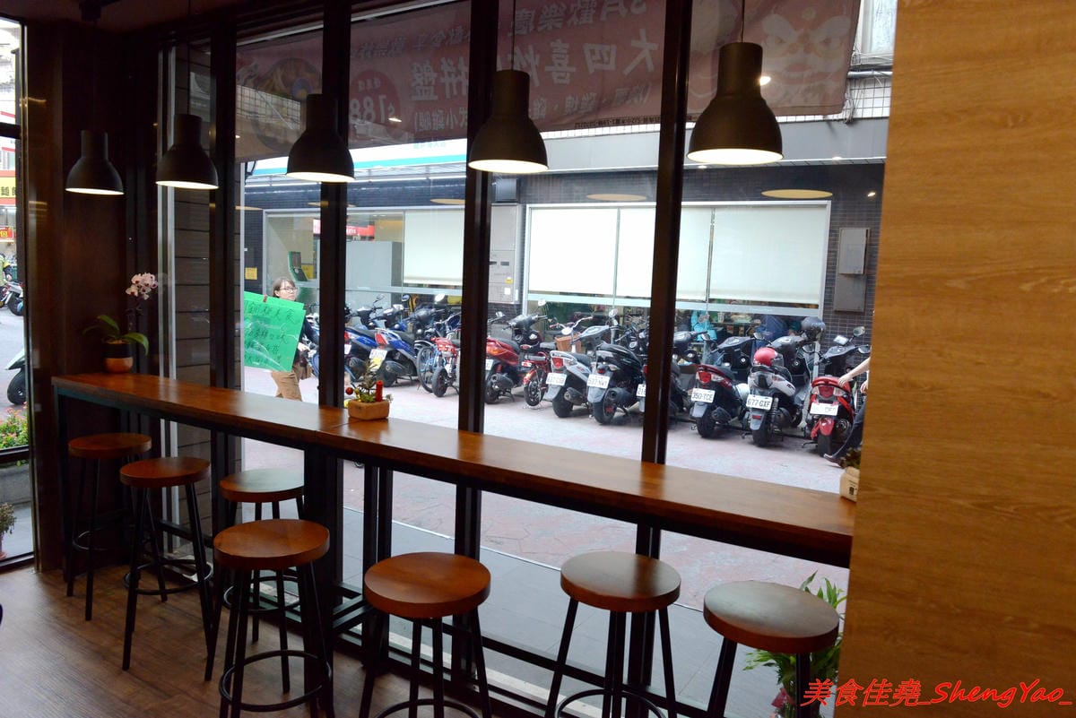 [台中龍井]小木屋鬆餅 – 東海也有小木屋鬆餅了,鬆餅口味多達40種以上,選擇多樣化,還能搭配炸物升級套餐,銅板價位好吃不貴。