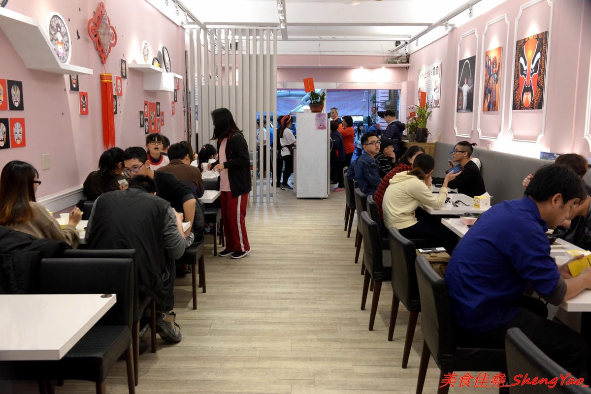 [台中沙鹿]晴記蘭州手工拉麵 – 沙鹿新開的道地大陸北方口味麵食館, 麵食麵點口味都頗有特色,海線少見,麵條為現場手工製作,餐點也是現點現做,需要耐心等候,店家阿嬤好親切。