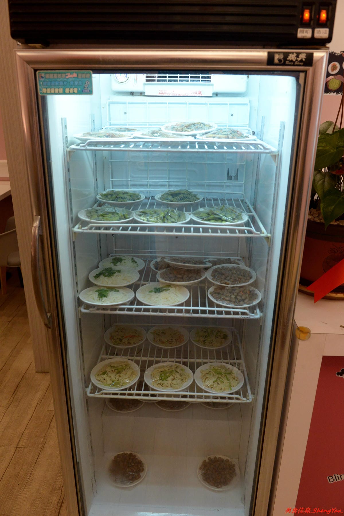 [台中沙鹿]晴記蘭州手工拉麵 – 沙鹿新開的道地大陸北方口味麵食館, 麵食麵點口味都頗有特色,海線少見,麵條為現場手工製作,餐點也是現點現做,需要耐心等候,店家阿嬤好親切。