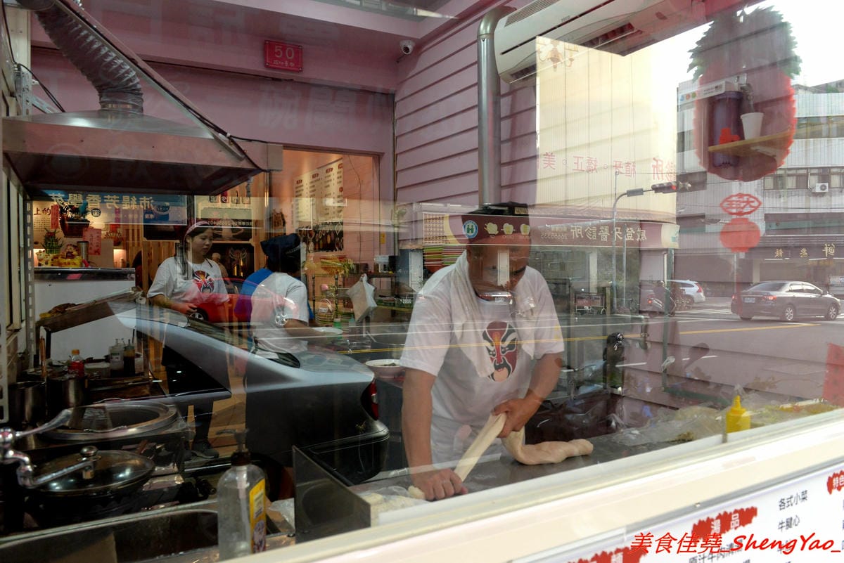 [台中沙鹿]晴記蘭州手工拉麵 – 沙鹿新開的道地大陸北方口味麵食館, 麵食麵點口味都頗有特色,海線少見,麵條為現場手工製作,餐點也是現點現做,需要耐心等候,店家阿嬤好親切。