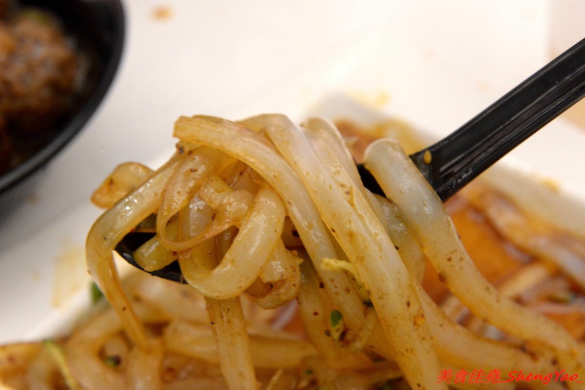 [台中沙鹿]晴記蘭州手工拉麵 – 沙鹿新開的道地大陸北方口味麵食館, 麵食麵點口味都頗有特色,海線少見,麵條為現場手工製作,餐點也是現點現做,需要耐心等候,店家阿嬤好親切。