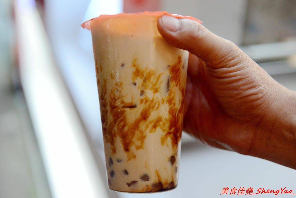 [台中沙鹿]阿義古早味鳳梨冰 三訪 – 阿義也有黑糖珍珠鮮奶了牛奶糖口味珍珠搭配由小農鮮乳加上自家熬煮黑糖糖漿調合而成的黑糖鮮奶,奶味香醇、黑糖味道濃郁不焦苦,珍珠超Q超好吃。