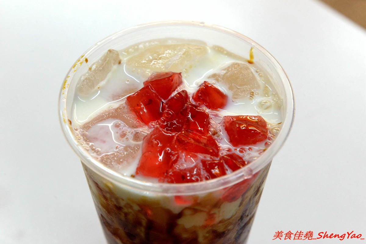 [台中沙鹿]阿義古早味鳳梨冰 三訪 – 阿義也有黑糖珍珠鮮奶了牛奶糖口味珍珠搭配由小農鮮乳加上自家熬煮黑糖糖漿調合而成的黑糖鮮奶,奶味香醇、黑糖味道濃郁不焦苦,珍珠超Q超好吃。