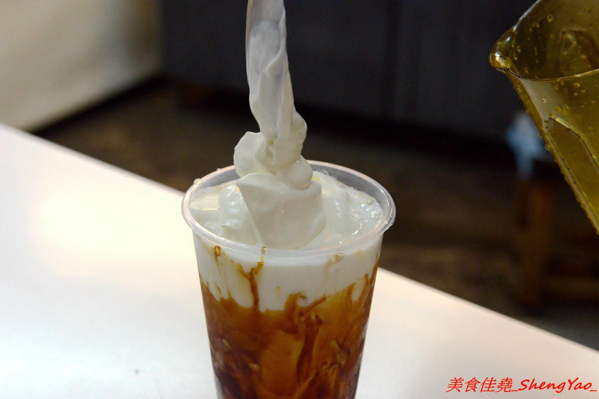 [台中沙鹿]阿義古早味鳳梨冰 三訪 – 阿義也有黑糖珍珠鮮奶了牛奶糖口味珍珠搭配由小農鮮乳加上自家熬煮黑糖糖漿調合而成的黑糖鮮奶,奶味香醇、黑糖味道濃郁不焦苦,珍珠超Q超好吃。