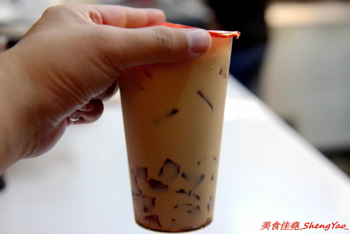 [台中沙鹿]阿義古早味鳳梨冰 三訪 – 阿義也有黑糖珍珠鮮奶了牛奶糖口味珍珠搭配由小農鮮乳加上自家熬煮黑糖糖漿調合而成的黑糖鮮奶,奶味香醇、黑糖味道濃郁不焦苦,珍珠超Q超好吃。