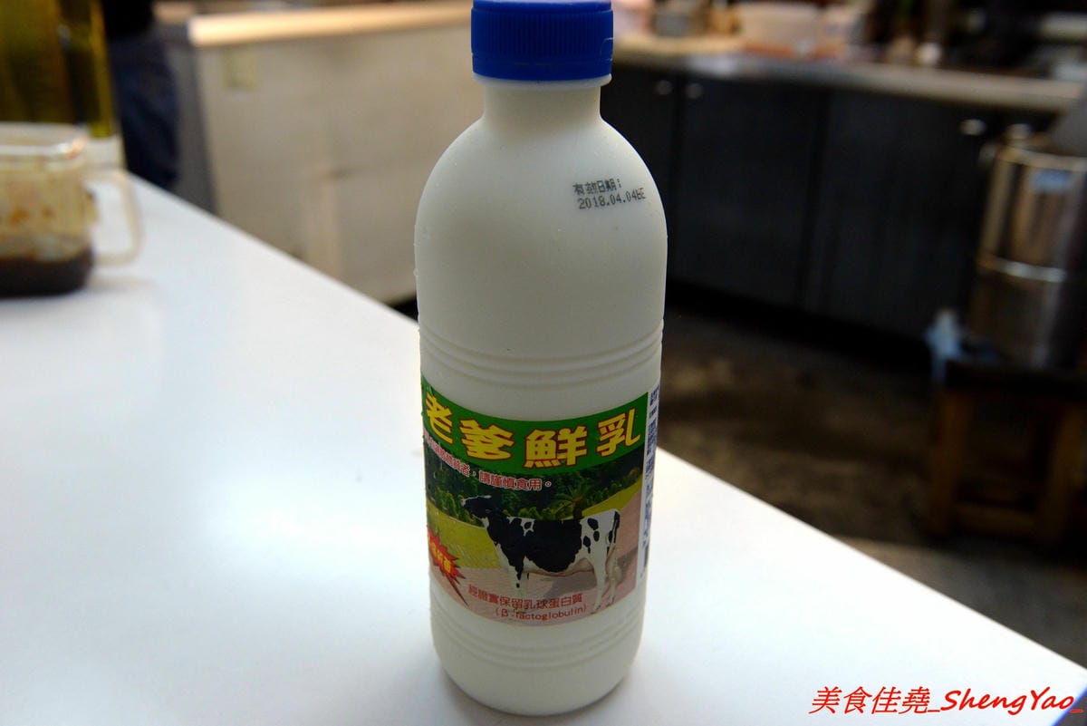 [台中沙鹿]阿義古早味鳳梨冰 三訪 – 阿義也有黑糖珍珠鮮奶了牛奶糖口味珍珠搭配由小農鮮乳加上自家熬煮黑糖糖漿調合而成的黑糖鮮奶,奶味香醇、黑糖味道濃郁不焦苦,珍珠超Q超好吃。