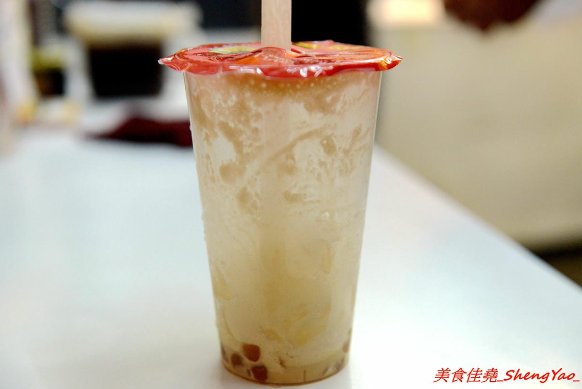 [台中沙鹿]阿義古早味鳳梨冰 三訪 – 阿義也有黑糖珍珠鮮奶了牛奶糖口味珍珠搭配由小農鮮乳加上自家熬煮黑糖糖漿調合而成的黑糖鮮奶,奶味香醇、黑糖味道濃郁不焦苦,珍珠超Q超好吃。