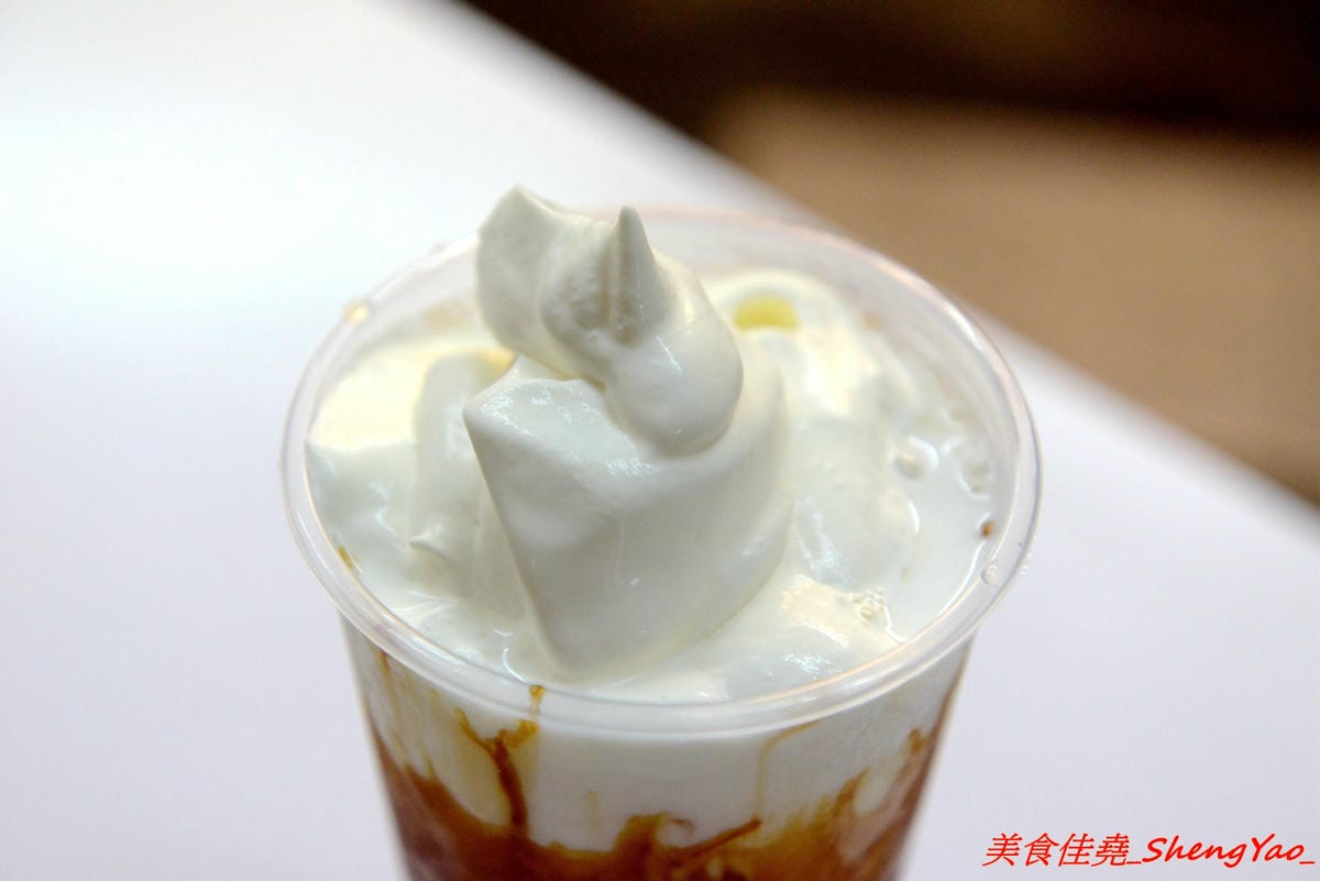 [台中沙鹿]阿義古早味鳳梨冰 三訪 – 阿義也有黑糖珍珠鮮奶了牛奶糖口味珍珠搭配由小農鮮乳加上自家熬煮黑糖糖漿調合而成的黑糖鮮奶,奶味香醇、黑糖味道濃郁不焦苦,珍珠超Q超好吃。