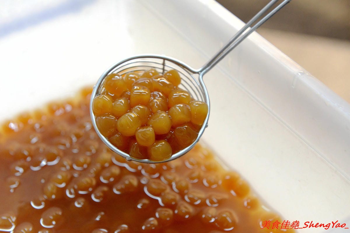 [台中沙鹿]阿義古早味鳳梨冰 三訪 – 阿義也有黑糖珍珠鮮奶了牛奶糖口味珍珠搭配由小農鮮乳加上自家熬煮黑糖糖漿調合而成的黑糖鮮奶,奶味香醇、黑糖味道濃郁不焦苦,珍珠超Q超好吃。