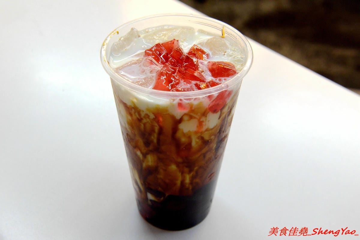 [台中沙鹿]阿義古早味鳳梨冰 三訪 – 阿義也有黑糖珍珠鮮奶了牛奶糖口味珍珠搭配由小農鮮乳加上自家熬煮黑糖糖漿調合而成的黑糖鮮奶,奶味香醇、黑糖味道濃郁不焦苦,珍珠超Q超好吃。