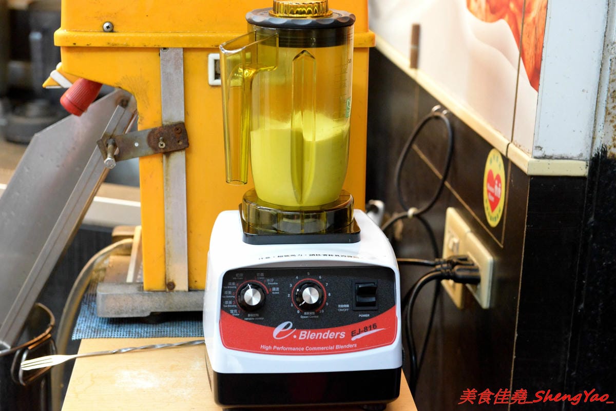 [台中沙鹿]阿義古早味鳳梨冰 三訪 – 阿義也有黑糖珍珠鮮奶了牛奶糖口味珍珠搭配由小農鮮乳加上自家熬煮黑糖糖漿調合而成的黑糖鮮奶,奶味香醇、黑糖味道濃郁不焦苦,珍珠超Q超好吃。