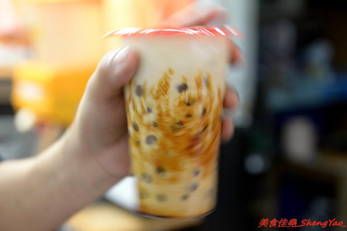 [台中沙鹿]阿義古早味鳳梨冰 三訪 – 阿義也有黑糖珍珠鮮奶了牛奶糖口味珍珠搭配由小農鮮乳加上自家熬煮黑糖糖漿調合而成的黑糖鮮奶,奶味香醇、黑糖味道濃郁不焦苦,珍珠超Q超好吃。