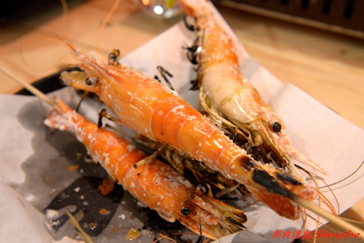 [台中沙鹿]大丸水產 – 台中少見、海線唯一一家”濱燒料理”居酒屋,新鮮現撈海鮮食材直接燒烤,店內氣氛相當熱鬧,沙鹿宵夜聚餐新地標,店家生意超好,建議事先訂位。