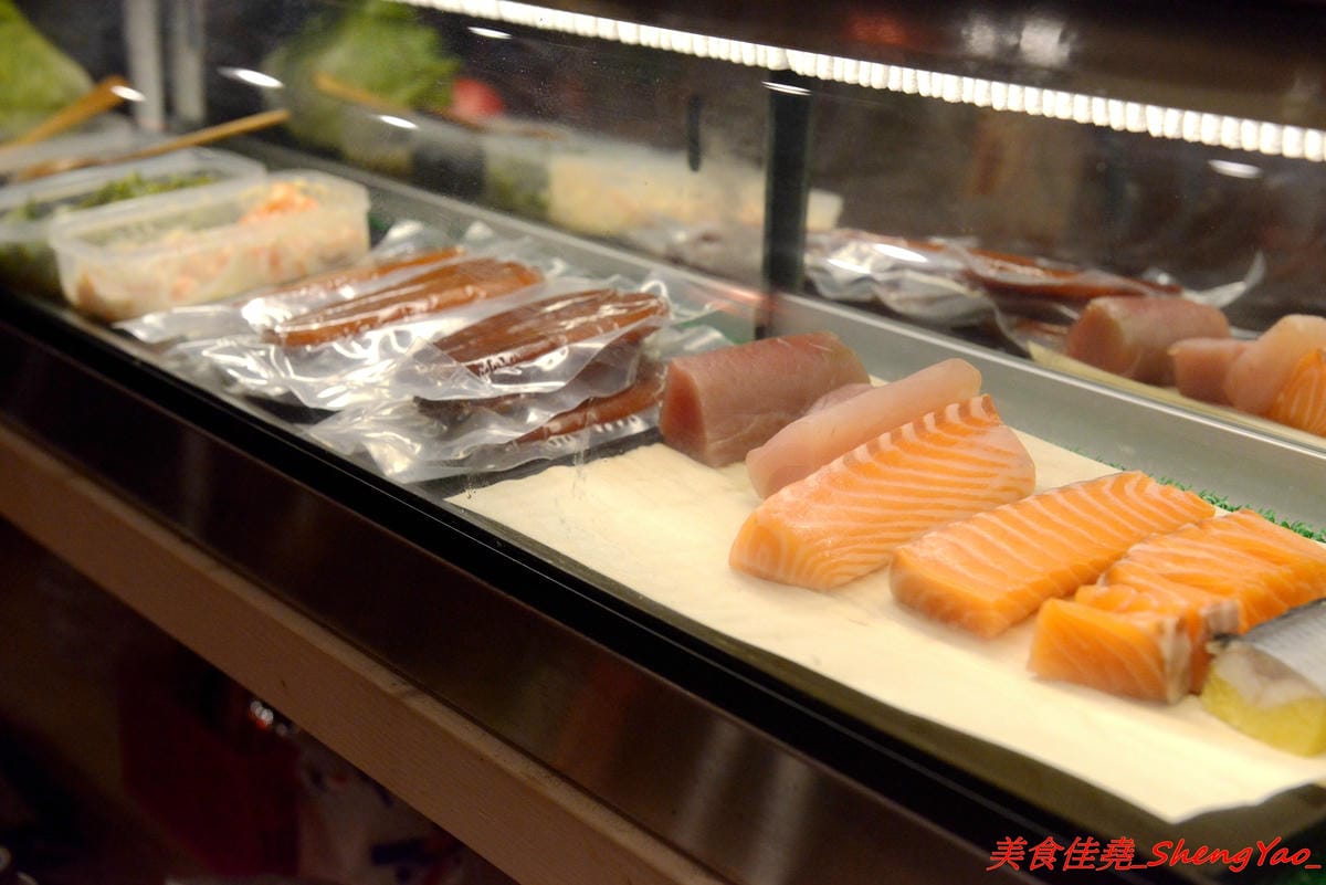 [台中沙鹿]大丸水產 – 台中少見、海線唯一一家”濱燒料理”居酒屋,新鮮現撈海鮮食材直接燒烤,店內氣氛相當熱鬧,沙鹿宵夜聚餐新地標,店家生意超好,建議事先訂位。