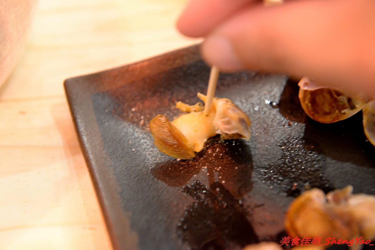 [台中沙鹿]大丸水產 – 台中少見、海線唯一一家”濱燒料理”居酒屋,新鮮現撈海鮮食材直接燒烤,店內氣氛相當熱鬧,沙鹿宵夜聚餐新地標,店家生意超好,建議事先訂位。