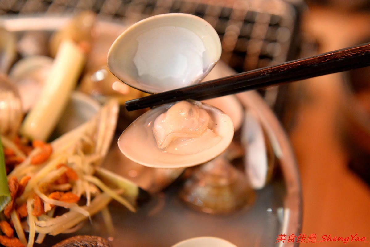 [台中沙鹿]大丸水產 – 台中少見、海線唯一一家”濱燒料理”居酒屋,新鮮現撈海鮮食材直接燒烤,店內氣氛相當熱鬧,沙鹿宵夜聚餐新地標,店家生意超好,建議事先訂位。