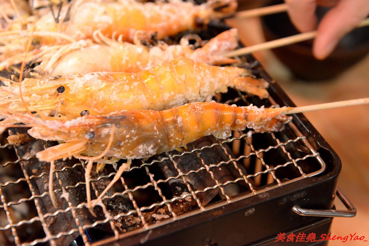 [台中沙鹿]大丸水產 – 台中少見、海線唯一一家”濱燒料理”居酒屋,新鮮現撈海鮮食材直接燒烤,店內氣氛相當熱鬧,沙鹿宵夜聚餐新地標,店家生意超好,建議事先訂位。