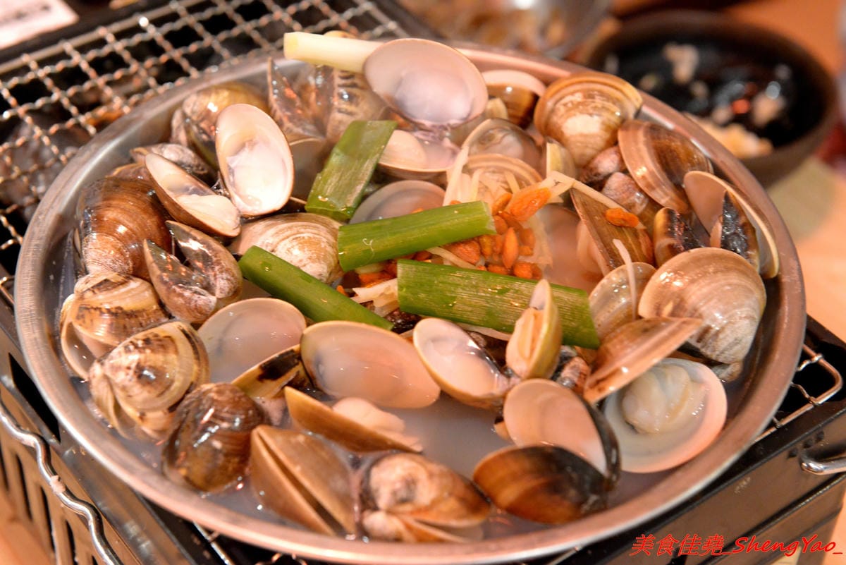 [台中沙鹿]大丸水產 – 台中少見、海線唯一一家”濱燒料理”居酒屋,新鮮現撈海鮮食材直接燒烤,店內氣氛相當熱鬧,沙鹿宵夜聚餐新地標,店家生意超好,建議事先訂位。