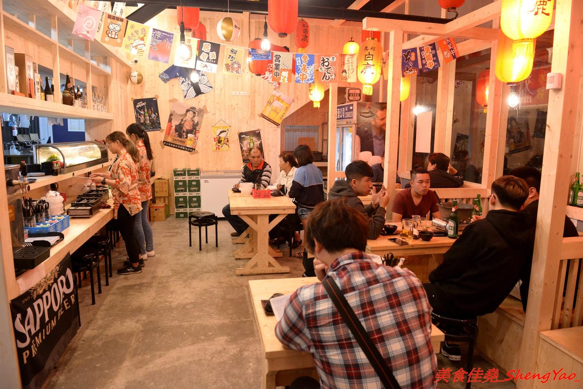 [台中沙鹿]大丸水產 – 台中少見、海線唯一一家”濱燒料理”居酒屋,新鮮現撈海鮮食材直接燒烤,店內氣氛相當熱鬧,沙鹿宵夜聚餐新地標,店家生意超好,建議事先訂位。