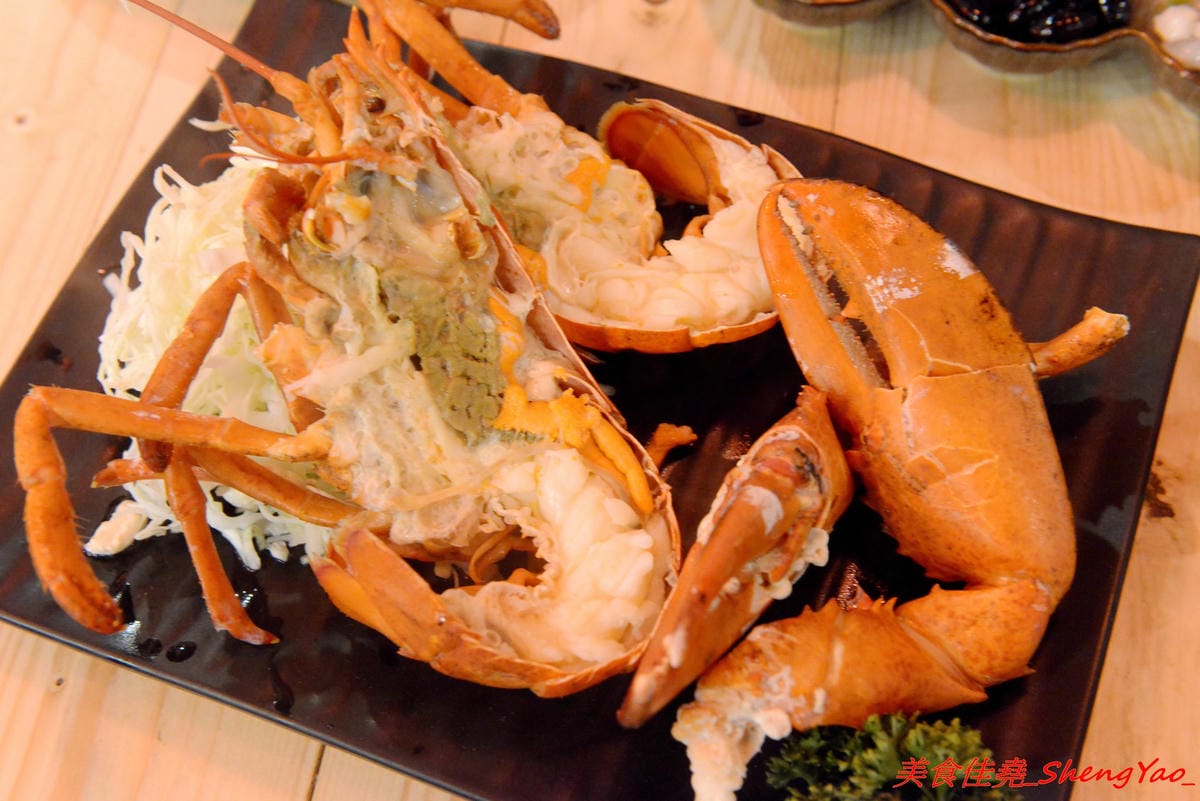 [台中沙鹿]大丸水產 – 台中少見、海線唯一一家”濱燒料理”居酒屋,新鮮現撈海鮮食材直接燒烤,店內氣氛相當熱鬧,沙鹿宵夜聚餐新地標,店家生意超好,建議事先訂位。