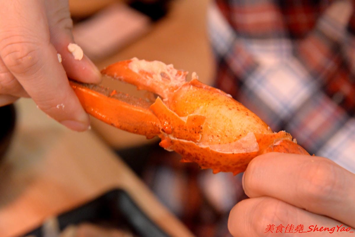 [台中沙鹿]大丸水產 – 台中少見、海線唯一一家”濱燒料理”居酒屋,新鮮現撈海鮮食材直接燒烤,店內氣氛相當熱鬧,沙鹿宵夜聚餐新地標,店家生意超好,建議事先訂位。
