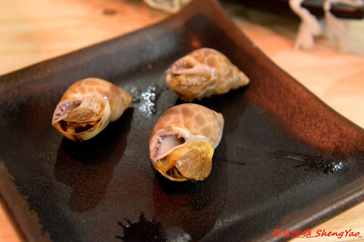 [台中沙鹿]大丸水產 – 台中少見、海線唯一一家”濱燒料理”居酒屋,新鮮現撈海鮮食材直接燒烤,店內氣氛相當熱鬧,沙鹿宵夜聚餐新地標,店家生意超好,建議事先訂位。