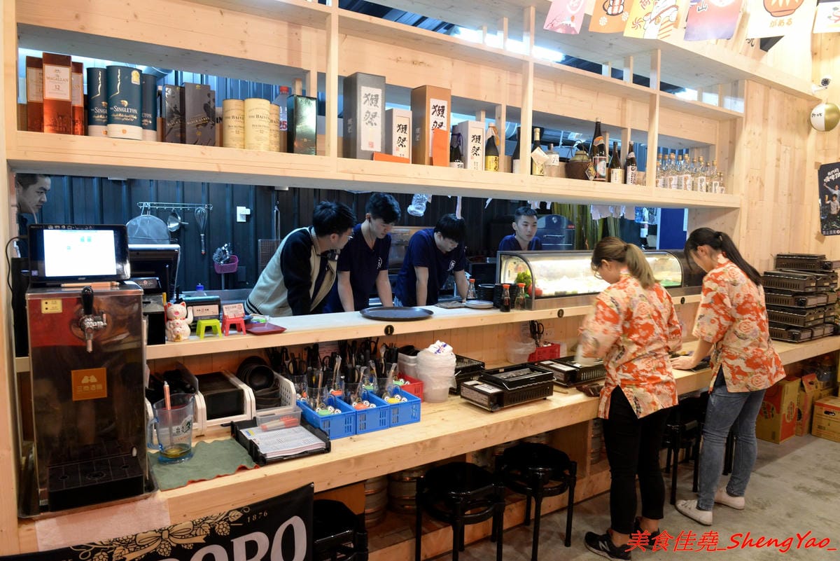 [台中沙鹿]大丸水產 – 台中少見、海線唯一一家”濱燒料理”居酒屋,新鮮現撈海鮮食材直接燒烤,店內氣氛相當熱鬧,沙鹿宵夜聚餐新地標,店家生意超好,建議事先訂位。
