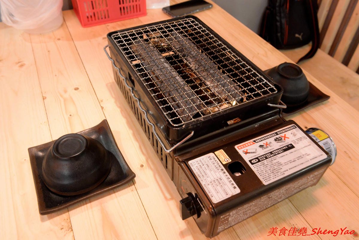 [台中沙鹿]大丸水產 – 台中少見、海線唯一一家”濱燒料理”居酒屋,新鮮現撈海鮮食材直接燒烤,店內氣氛相當熱鬧,沙鹿宵夜聚餐新地標,店家生意超好,建議事先訂位。