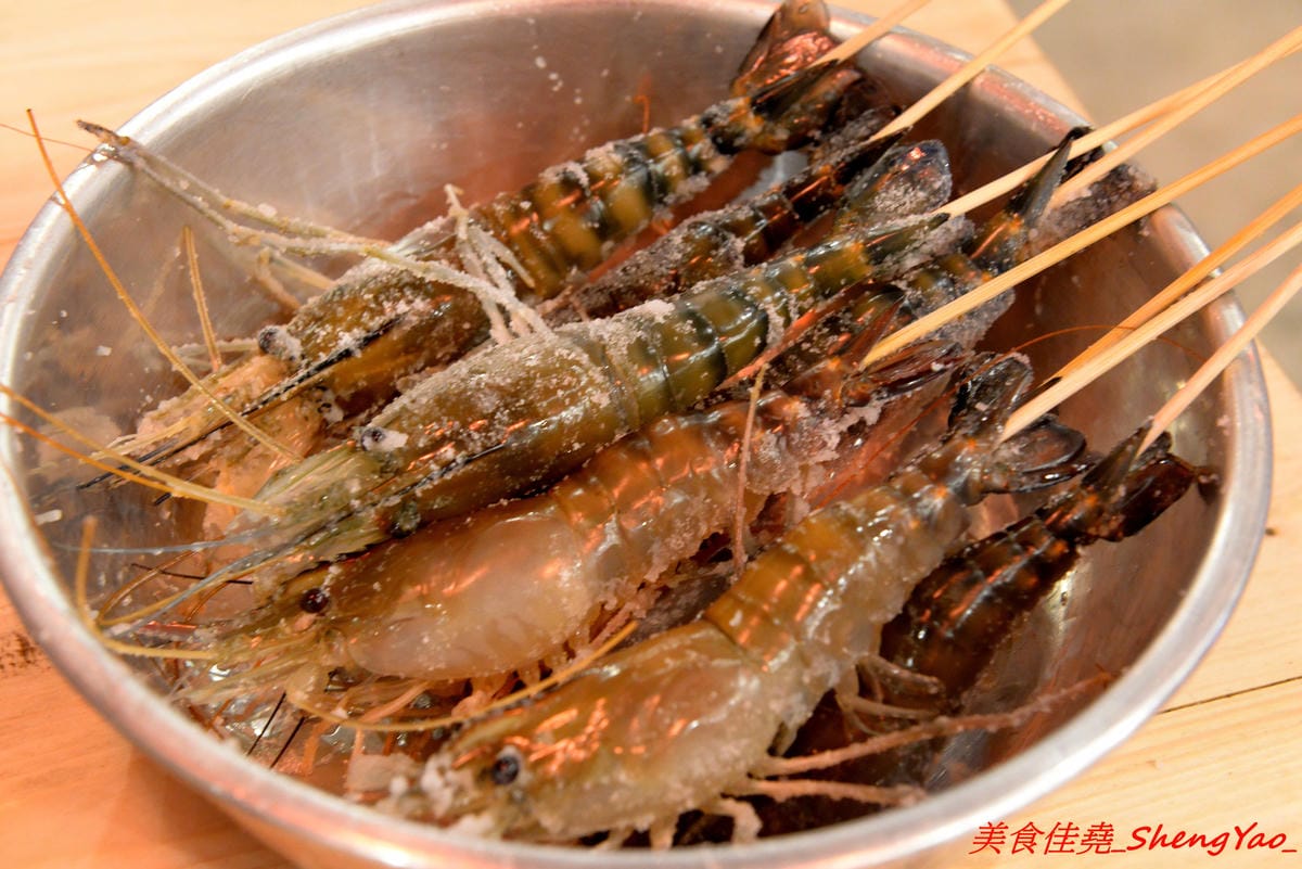 [台中沙鹿]大丸水產 – 台中少見、海線唯一一家”濱燒料理”居酒屋,新鮮現撈海鮮食材直接燒烤,店內氣氛相當熱鬧,沙鹿宵夜聚餐新地標,店家生意超好,建議事先訂位。