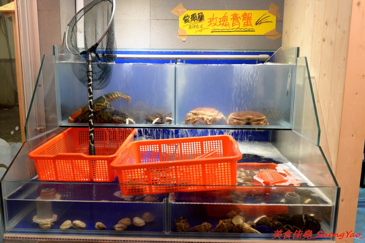 [台中沙鹿]大丸水產 – 台中少見、海線唯一一家”濱燒料理”居酒屋,新鮮現撈海鮮食材直接燒烤,店內氣氛相當熱鬧,沙鹿宵夜聚餐新地標,店家生意超好,建議事先訂位。