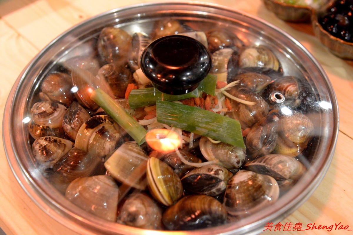 [台中沙鹿]大丸水產 – 台中少見、海線唯一一家”濱燒料理”居酒屋,新鮮現撈海鮮食材直接燒烤,店內氣氛相當熱鬧,沙鹿宵夜聚餐新地標,店家生意超好,建議事先訂位。