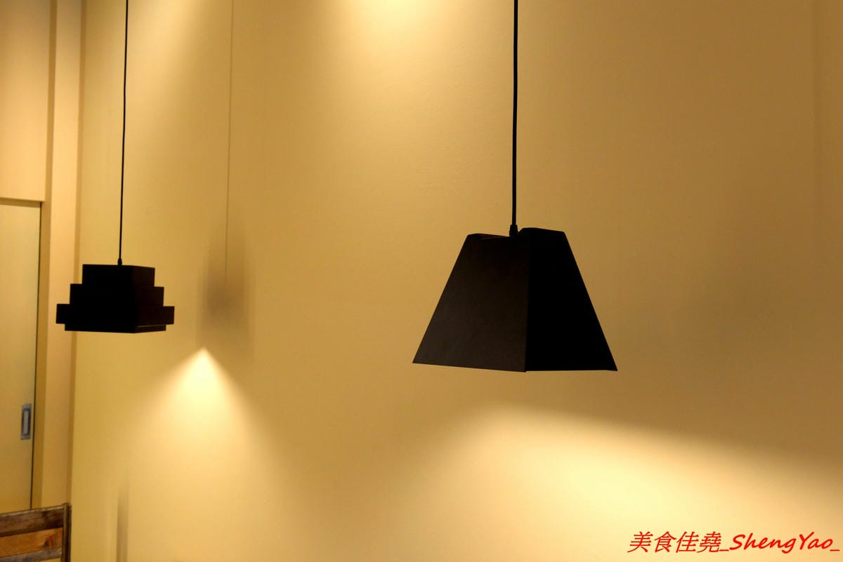 [台中沙鹿]碗美麵舖 – 沙鹿新開的裝潢美美麵店,拍照打卡很不錯的地方,麵食口味特殊很有新意,份量不少,價位親民,大推加料6隻天使紅蝦的豪華版,吃完很有滿足感。(已歇業)
