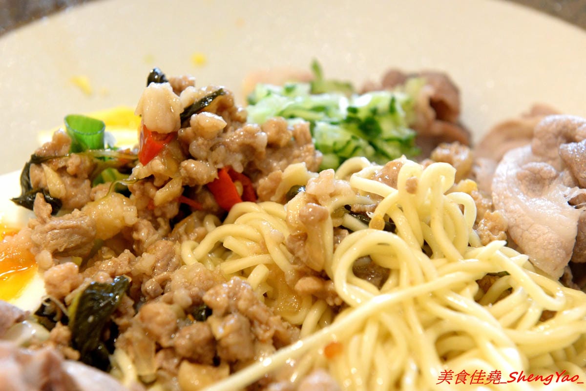[台中沙鹿]碗美麵舖 – 沙鹿新開的裝潢美美麵店,拍照打卡很不錯的地方,麵食口味特殊很有新意,份量不少,價位親民,大推加料6隻天使紅蝦的豪華版,吃完很有滿足感。(已歇業)