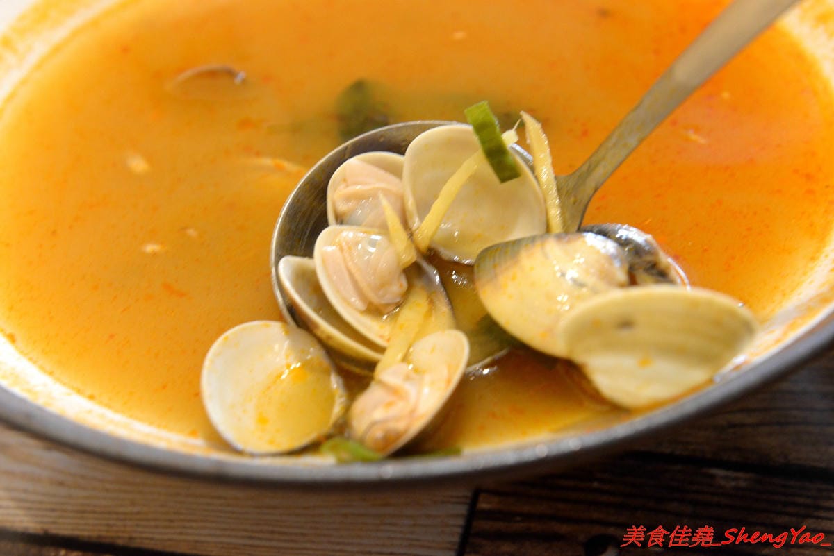 [台中沙鹿]碗美麵舖 – 沙鹿新開的裝潢美美麵店,拍照打卡很不錯的地方,麵食口味特殊很有新意,份量不少,價位親民,大推加料6隻天使紅蝦的豪華版,吃完很有滿足感。(已歇業)