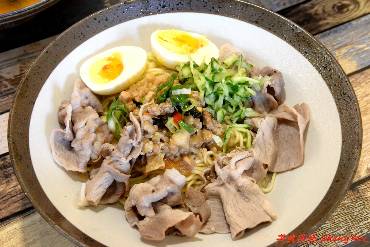 [台中沙鹿]碗美麵舖 – 沙鹿新開的裝潢美美麵店,拍照打卡很不錯的地方,麵食口味特殊很有新意,份量不少,價位親民,大推加料6隻天使紅蝦的豪華版,吃完很有滿足感。(已歇業)