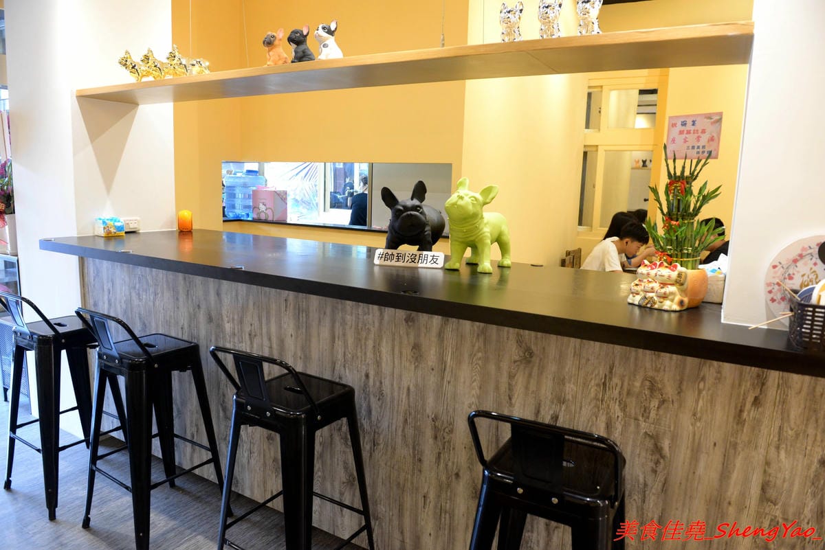 [台中沙鹿]碗美麵舖 – 沙鹿新開的裝潢美美麵店,拍照打卡很不錯的地方,麵食口味特殊很有新意,份量不少,價位親民,大推加料6隻天使紅蝦的豪華版,吃完很有滿足感。(已歇業)
