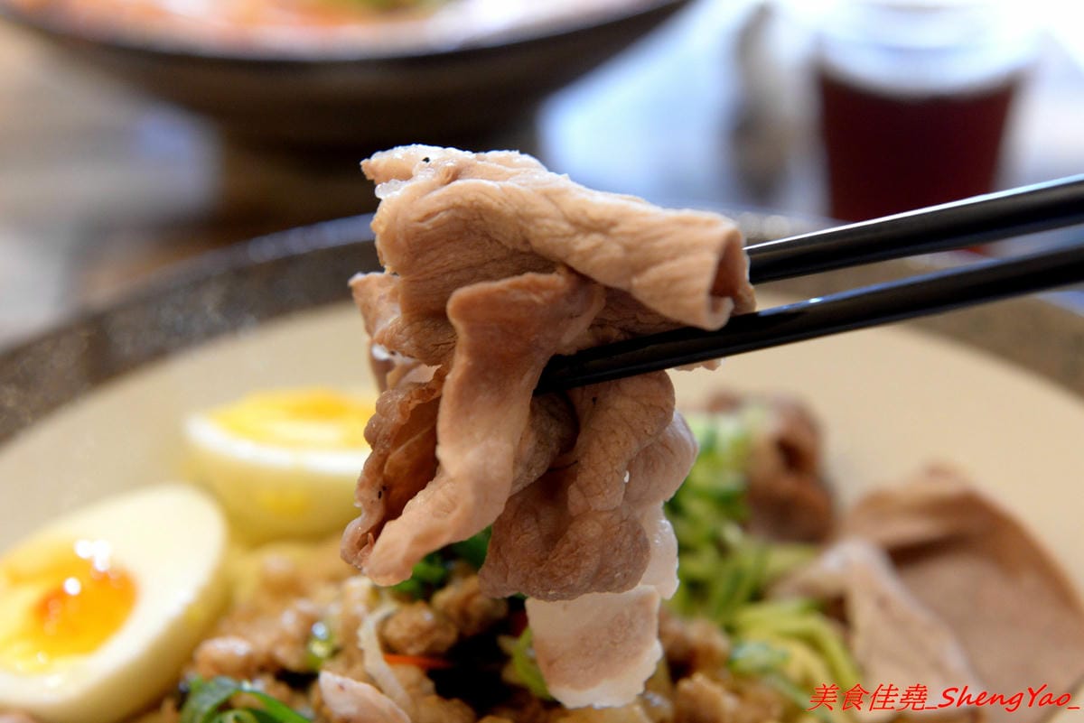[台中沙鹿]碗美麵舖 – 沙鹿新開的裝潢美美麵店,拍照打卡很不錯的地方,麵食口味特殊很有新意,份量不少,價位親民,大推加料6隻天使紅蝦的豪華版,吃完很有滿足感。(已歇業)